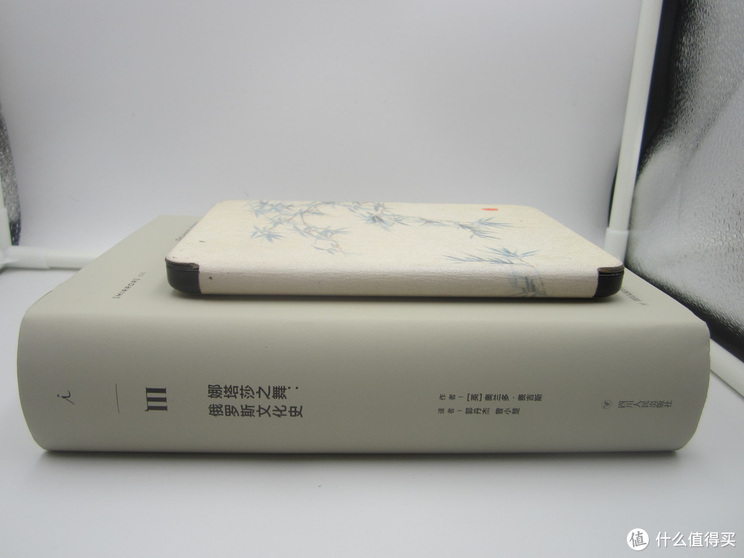 和上一款Kindle的厚度对比（我还加了个Kindle套）