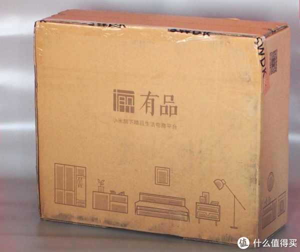 不得不说，米家的外包装一直深受我喜爱，这款擦地机也不例外，除了中间的米家LOGO一如既往以外，底部的家居图形更好的体现了生活气息，也从侧面反映了内部产品的主要功能