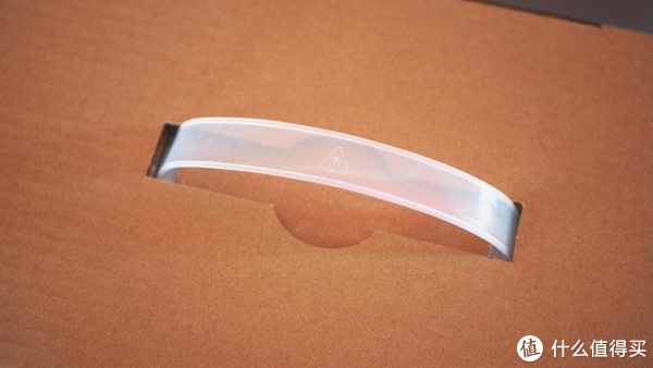 顶部的塑料拉手也还不错，虽然材质看起来比较薄，但是好在擦地机并不重