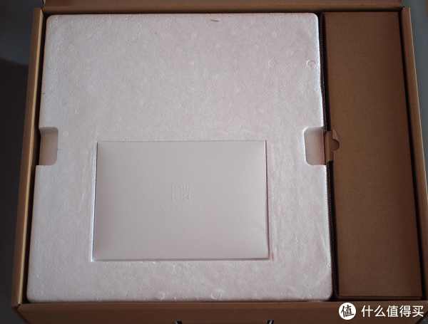 拆开包装后，我们发现内部包装采用了分体式设计，左侧是说明书及擦地机主体，右侧是单独的擦地布的包装