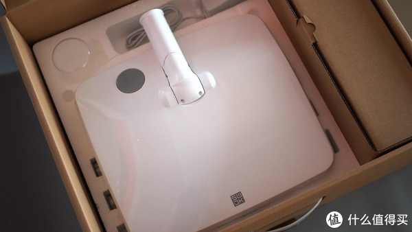 取掉最上部的泡沫，主机映入眼帘，不得不说第一眼的感觉非常好，灰色和白色的搭配非常的漂亮