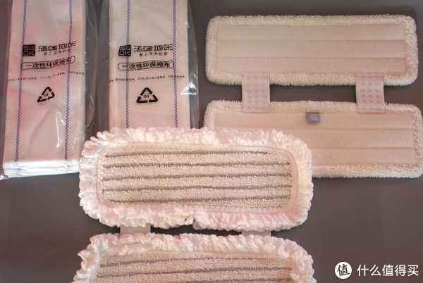 在我实际使用过程中发现一次性环保拖布最不好用，因为比较薄，所以吸水性很差，如果你拖的是比较湿的地，那么你全部拖完后会发现地上还是水，常规拖布就稍微要强一些，最好用的还是毛圈拖布，吸水性好，因为肌理比较粗，所以对污渍的处理会更强一些