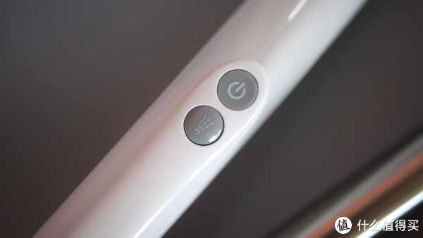 手柄上的开关健和洒水键，印刷质量很好，回馈力度也不错