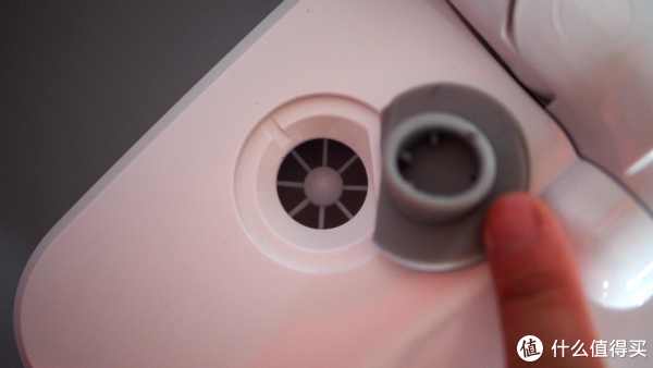 没错，在主面板上的注水口，这个时候就要用到量杯，基本上一杯就能够你拖完整个家了