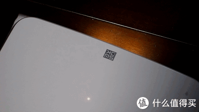 我们先看看喷水，实际上喷水的距离并不远，差不多10厘米左右，但是能够一定程度上起到软化污渍的作用，但是需要注意的是，一次性拖布并不能够很好的快速吸收水渍，所以不要喷多了，灯光的照射面积也不大，基本上刚刚够照清楚污渍，也算是够用了