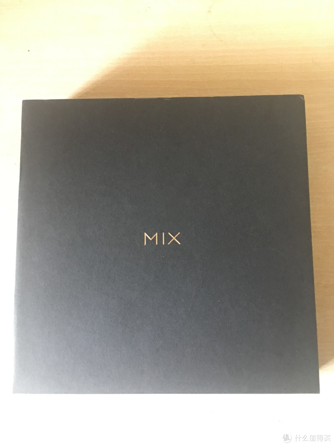 黑不溜秋的盒子，中间mix的logo