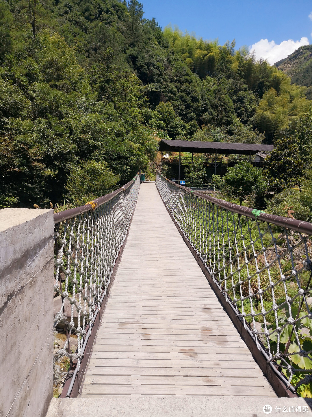 小巴下来要走一段路才到景区哦