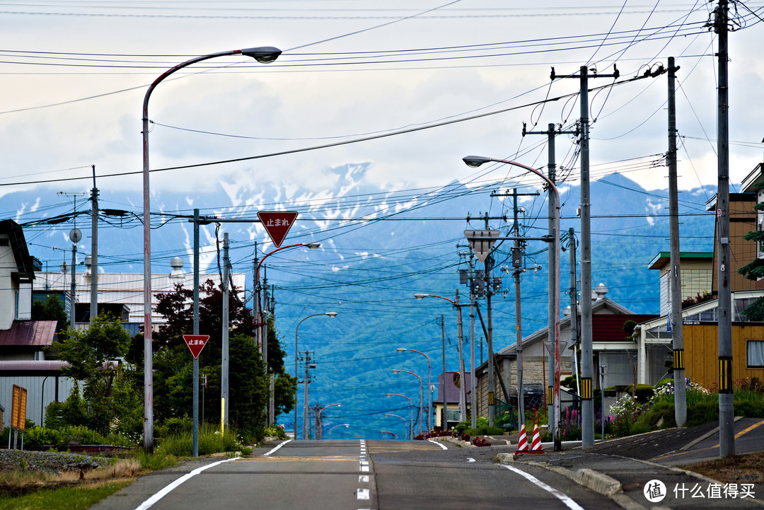 公路、民居和远山