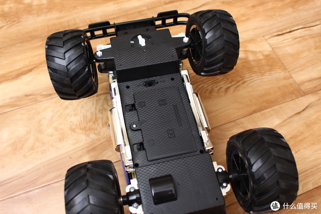 车辆的底部是放电池的地方,前轮还有微调的装置遥控体验因为白天没