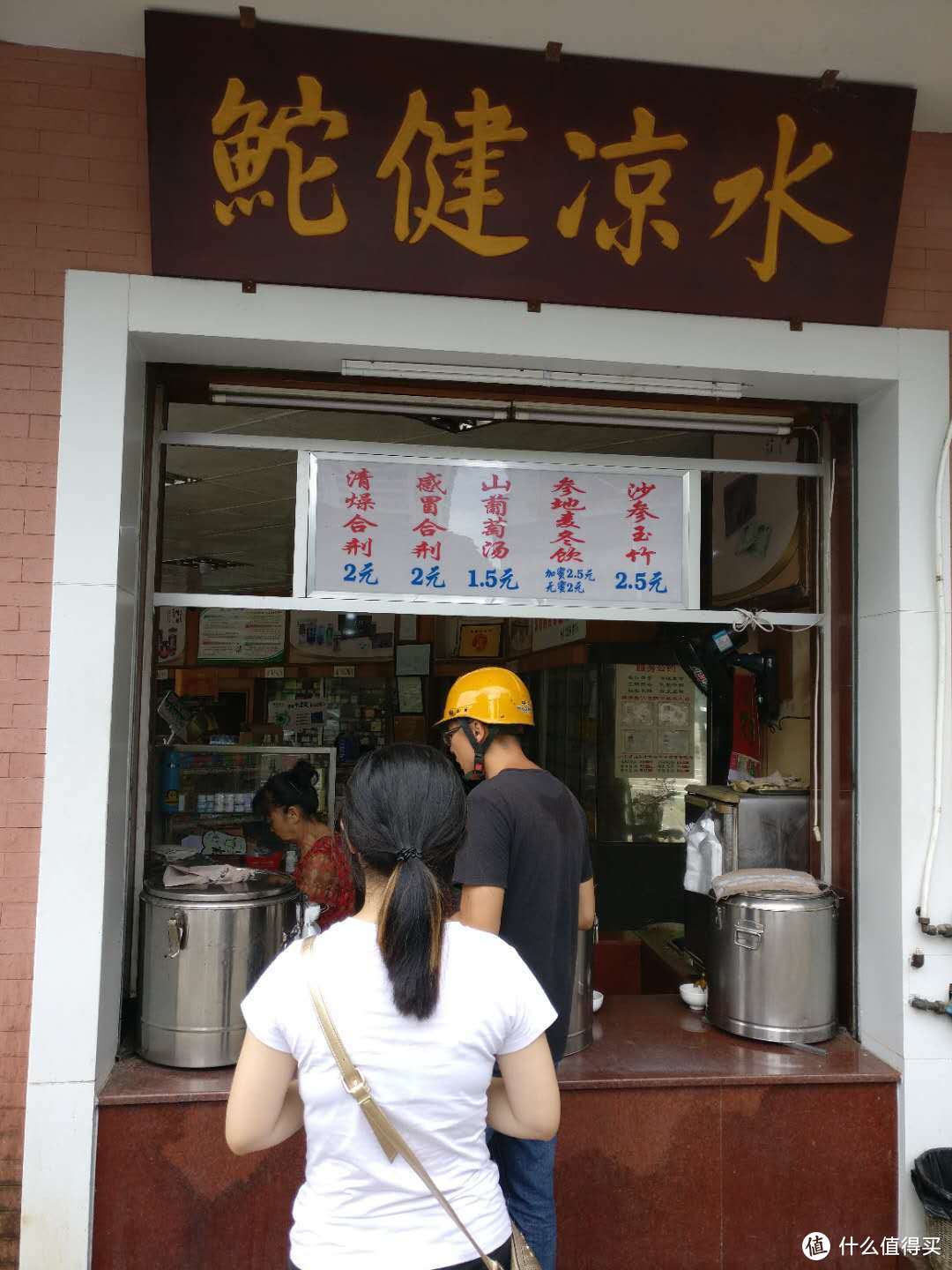 本地人骑着摩托用塑料袋装着打包