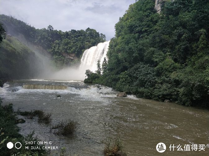 大瀑布远景，后面的水帘洞也封闭了