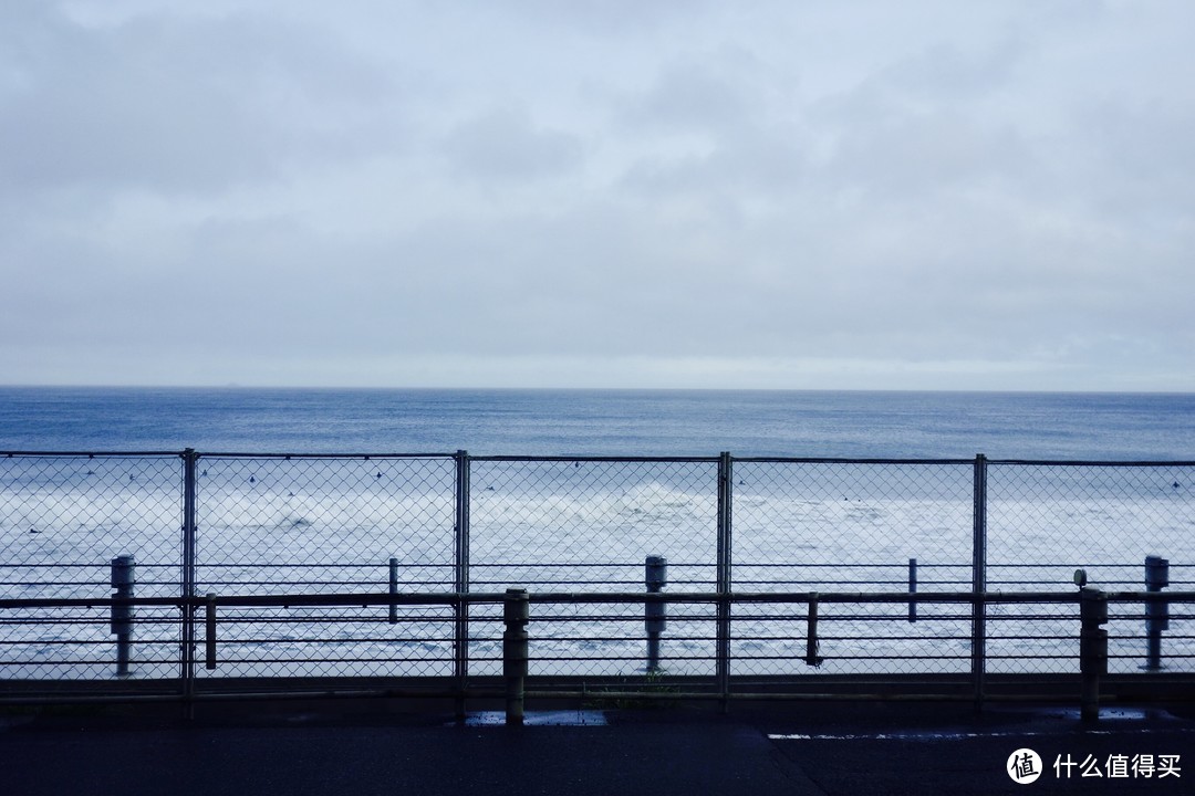 靠窗可见的优美海岸线，不远处有风雨无阻的冲浪人群