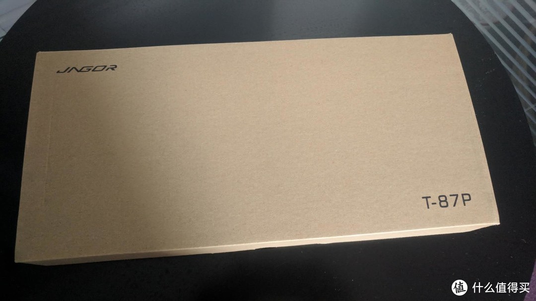首先是包装，贼鸥一贯的风格包装比较简单就是类似于小米的牛皮纸壳包装，反面印着产品名称和一些简单的参数。