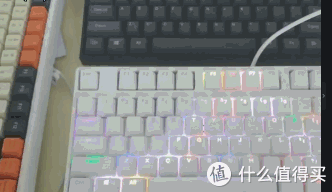 灯光方面贼鸥Plus采用插件RGB灯珠，支持20种不同的灯光模式。总而言之灯大灯亮灯会闪。