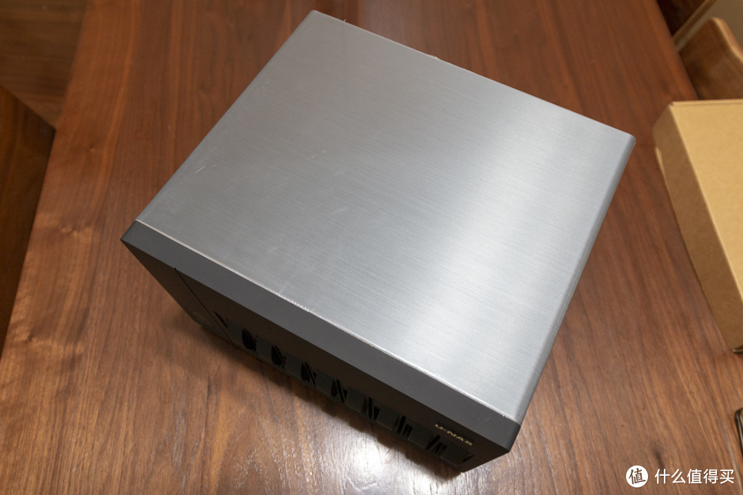 靠谱的8盘位热插拔机箱—U-NAS 万由 NSC-810A 机箱开箱