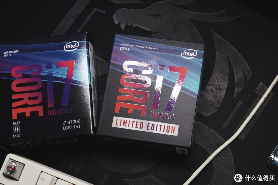 Intel i7-8086K包装上和8700K的软外壳不同，采用的是硬质外壳包装，这样才能体现与众不同不是？