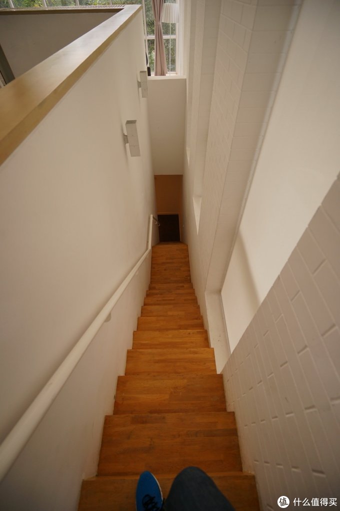 一层通向负一层的楼梯,很窄