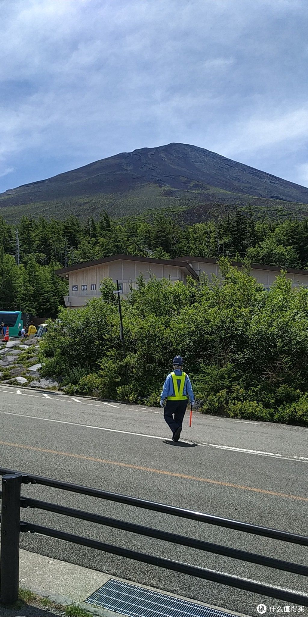 行程之富士山，山脚下的交通警，个子不高啊😏