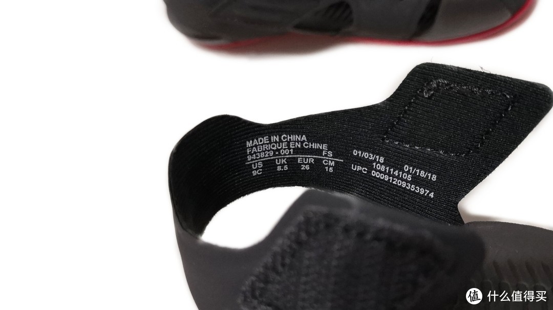 写内侧的商品尺码信息，这双中国造的凉鞋相比上一双黑贝，做工要好不少