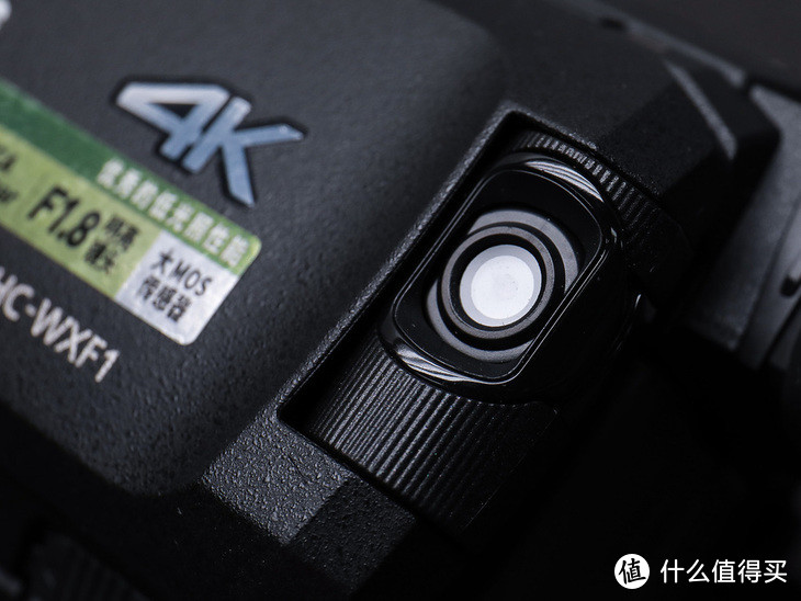 松下WXF1最大的特点是搭载副摄像头，可以拍摄画中画效果