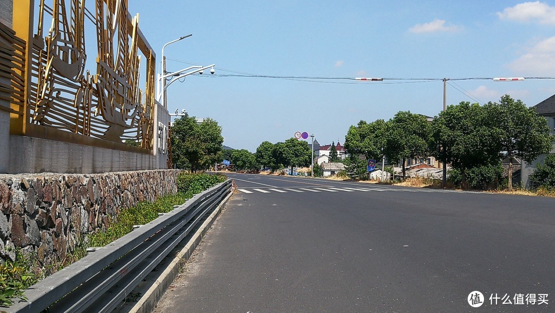 道路尽头那块蓝色路牌上写着江苏界