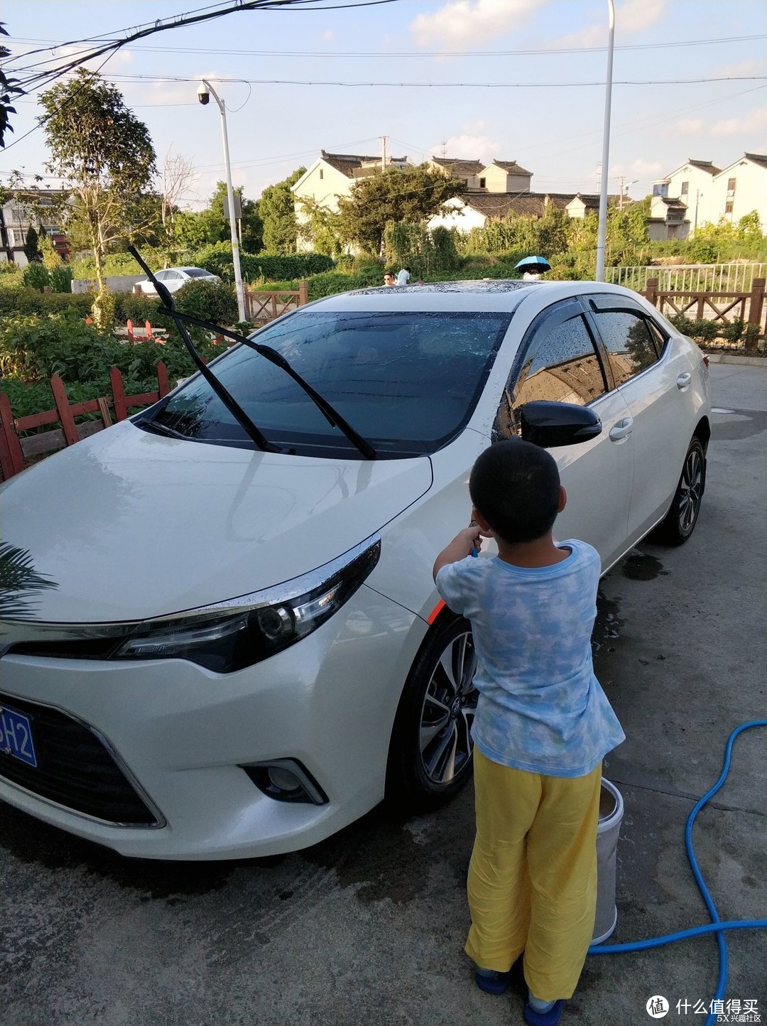 儿子帮忙洗车，当然是帮倒忙。