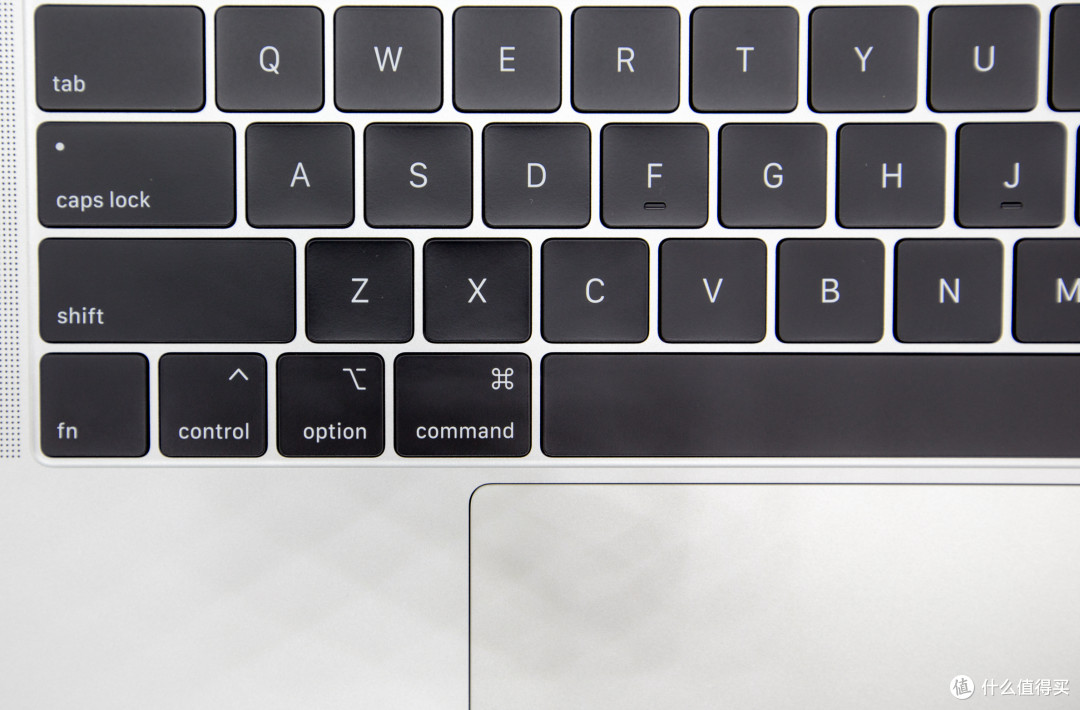 经过改良的第三代蝶式键盘,说实话使用过程也没觉得手感特别棒,敲击