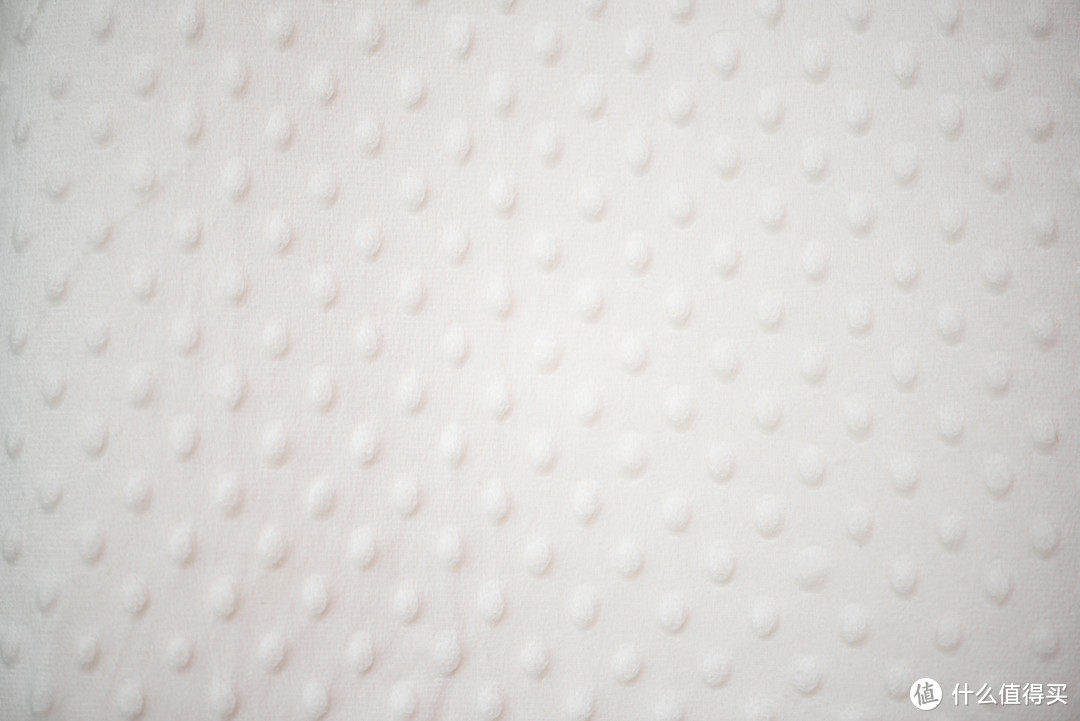 不一样的材质，一样的舒适体验——菠萝斑马 笑脸美肤枕 日本设计可调节人体工学枕 评测