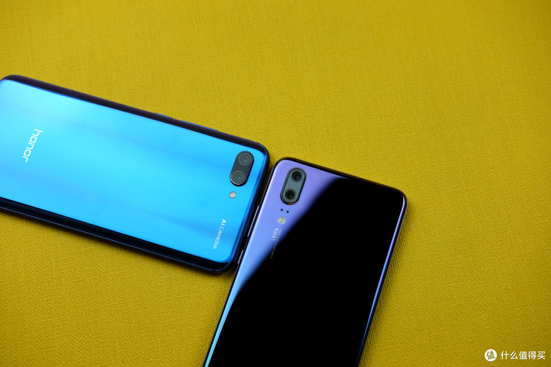 背面,荣耀10采用的是横向摄像头排列,参数为黑白2400w 彩色1600w双