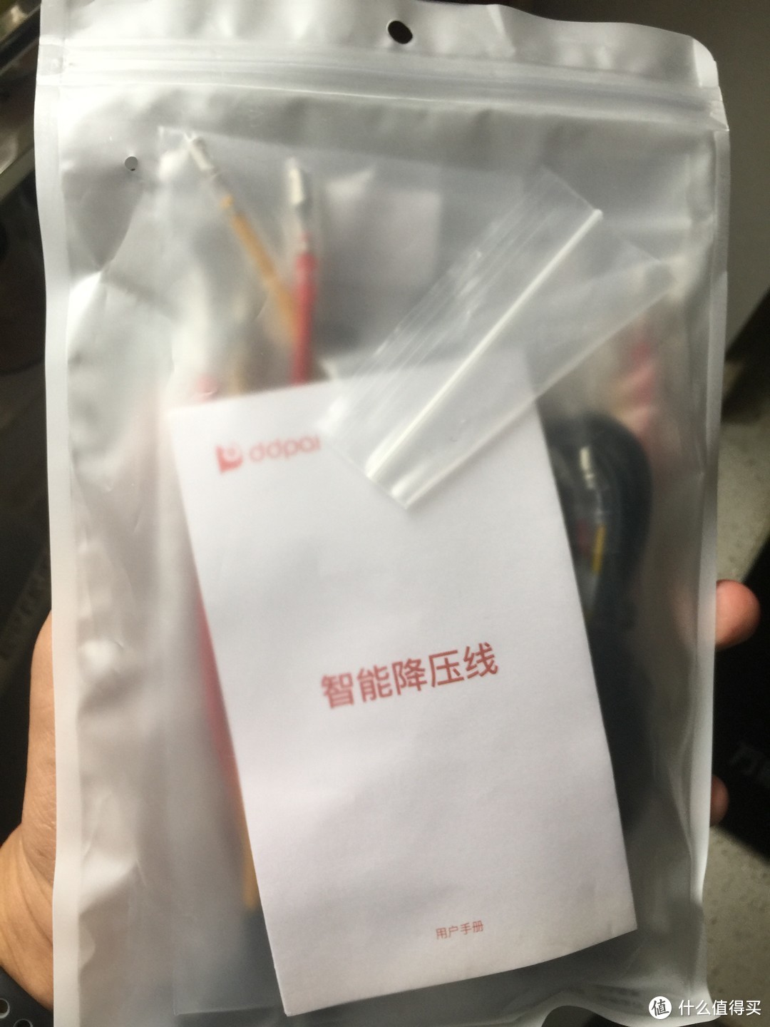 由于原先的行车记录仪采用的是中央后视镜无损供电，没有使用点烟器供电，兼顾了实用和美观。那么后来者居上的盯盯拍自然不能落后