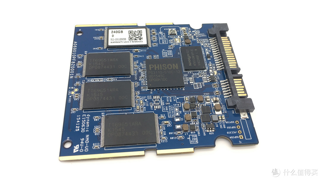 PCB板正面有一颗主控芯片㛑缓存芯片和四颗闪存芯片