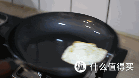 感受下鐵鍋的“不粘效果”。