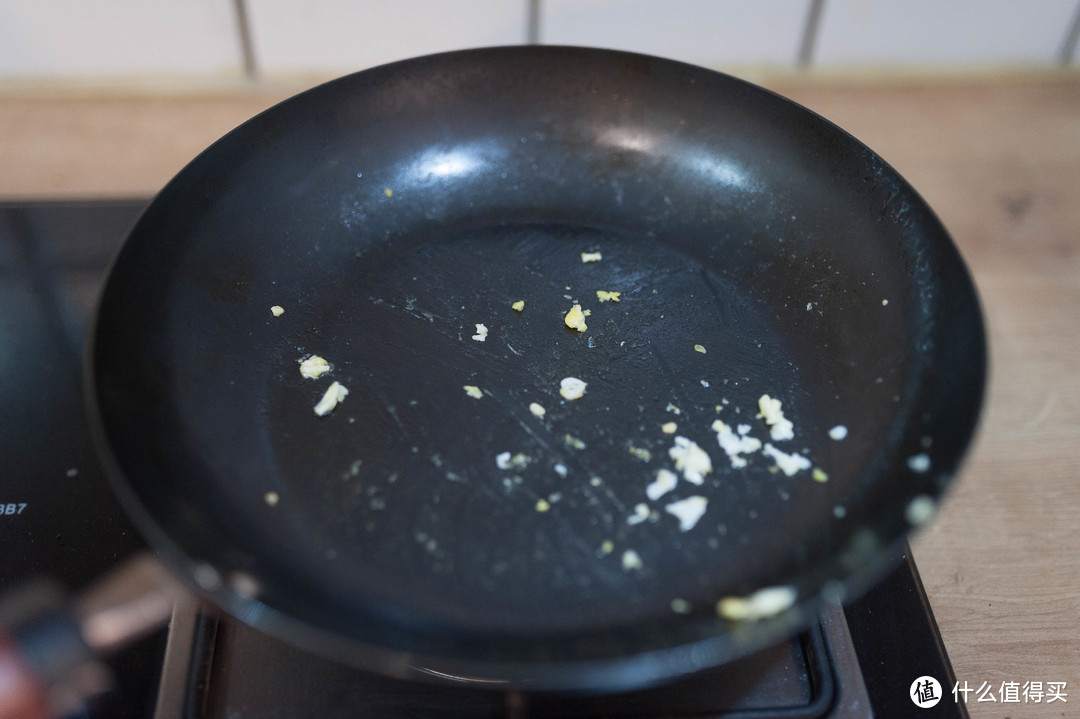 这是炒过菜后的铁锅，很容易清理。（我在使用的时候，感觉这个锅的效果像不粘锅，自带不粘光环。）
