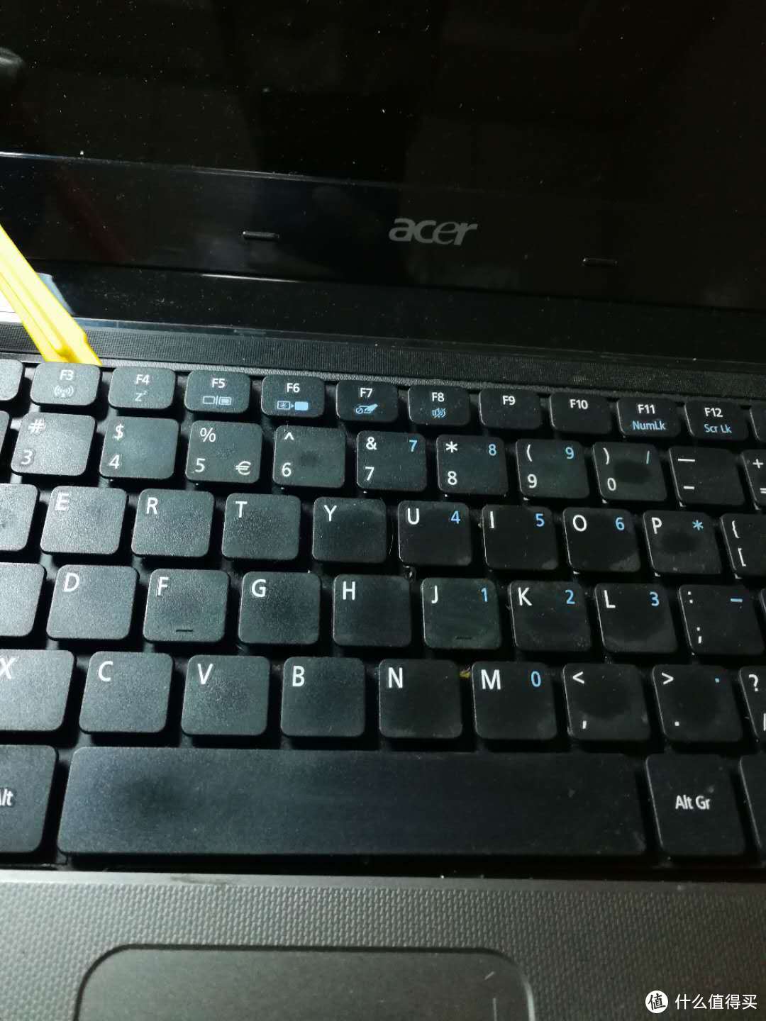 本面的螺丝卸完后，再翻到正面看，用起子把键盘翘出来。