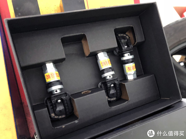 因为到货就直奔安装店，都没来得及拍外包装，这是安装小哥已经卸下轮子开始安装的时候，干净拿出手机拍几张。四个部件体积并不大，做工还算精致，每个上面有标注装哪个部位。
