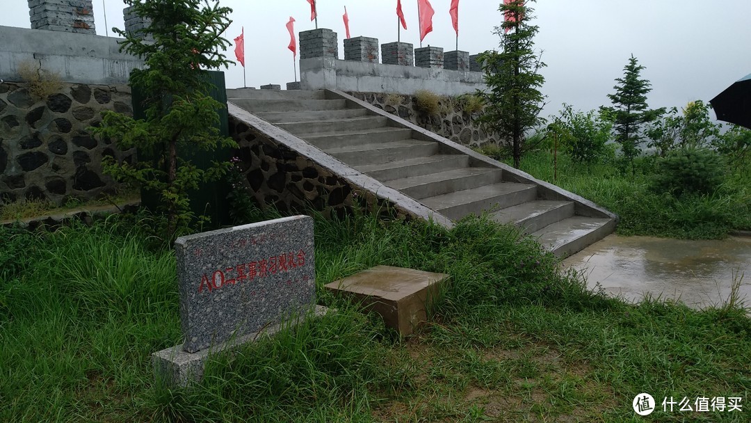 从地道出来，往山坡上走，可以到达观礼台，其实就是山顶上修建的平台。上边还有一个单独收费的索道，可以从顶上滑下去，不过由于下雨并没有开