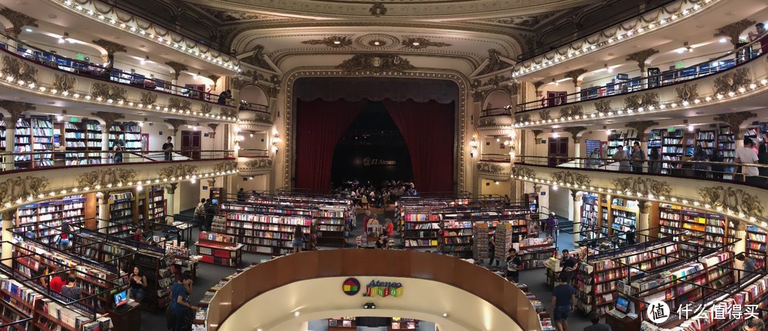 雅典人书店改建自一家老剧院，营业面积2000多平方米，号称南美第一