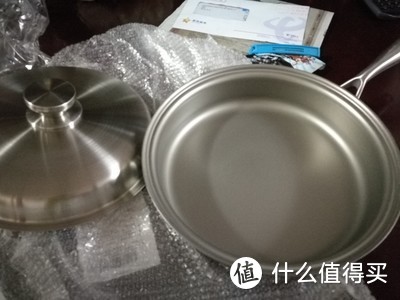 这款来自德国的煎锅采用复合钢材质打造，坚不可摧，适用于所有烹饪环境。