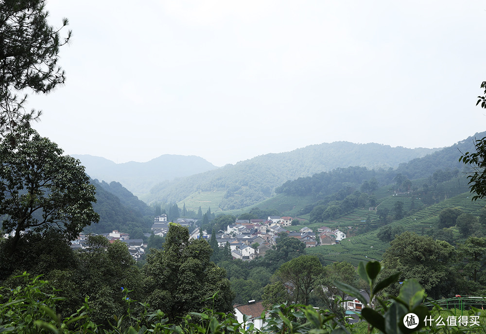 被云朵挡住了光线之后的梅家坞