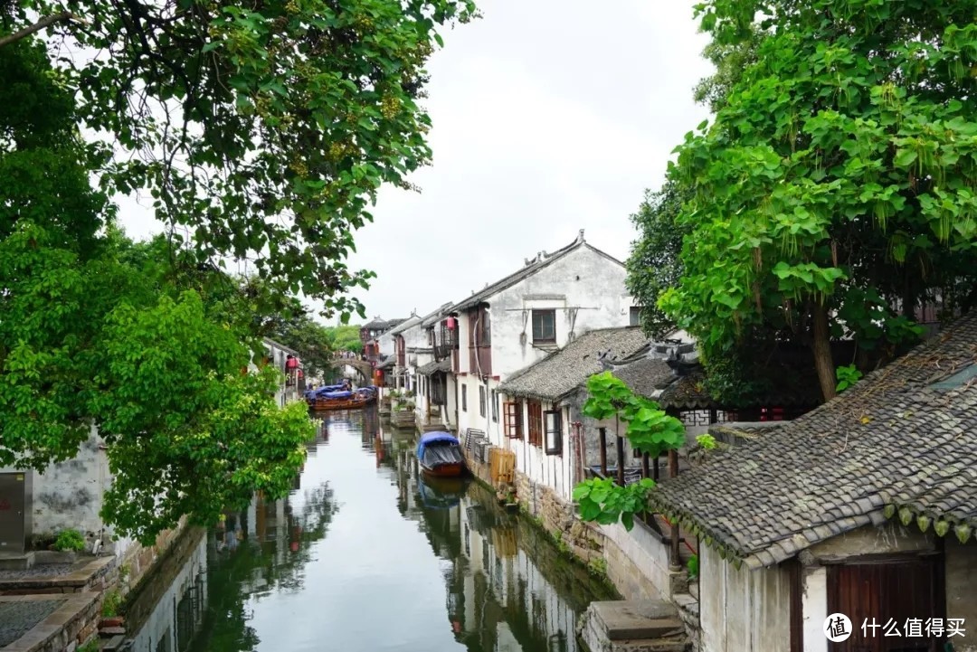 不止水乡古镇和缥缈烟雨，三毛魂牵梦绕的周庄，还有让人魂牵梦绕的蹄髈……