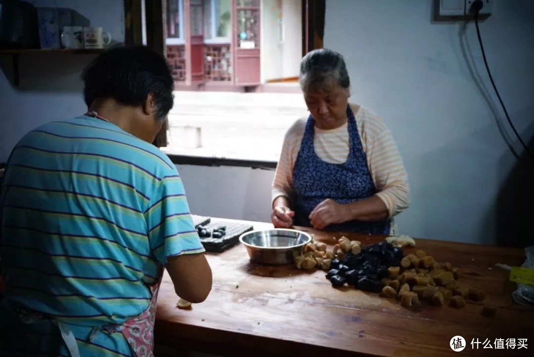 不止水乡古镇和缥缈烟雨，三毛魂牵梦绕的周庄，还有让人魂牵梦绕的蹄髈……