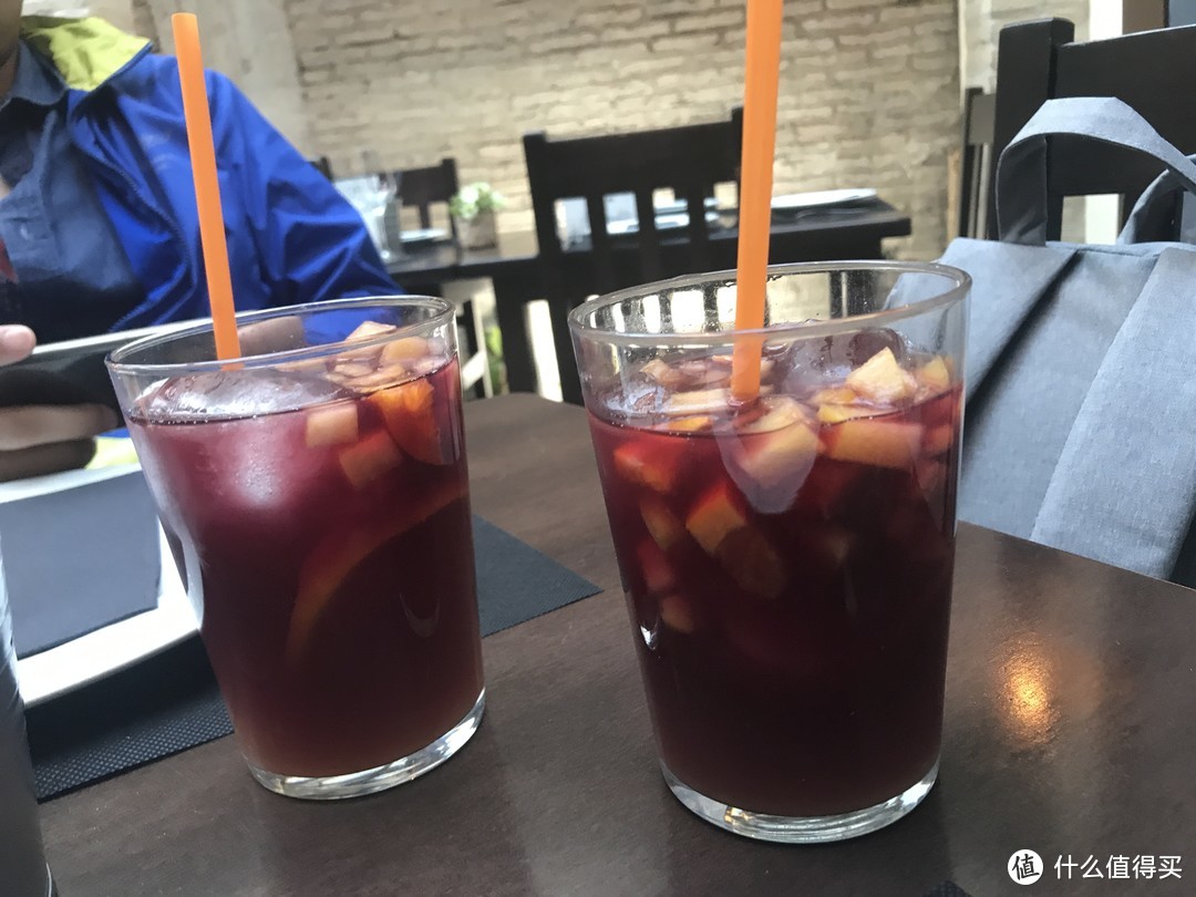 照例来2杯sangria水果酒，每家店的味道都有点不一样，这家是加了苹果的