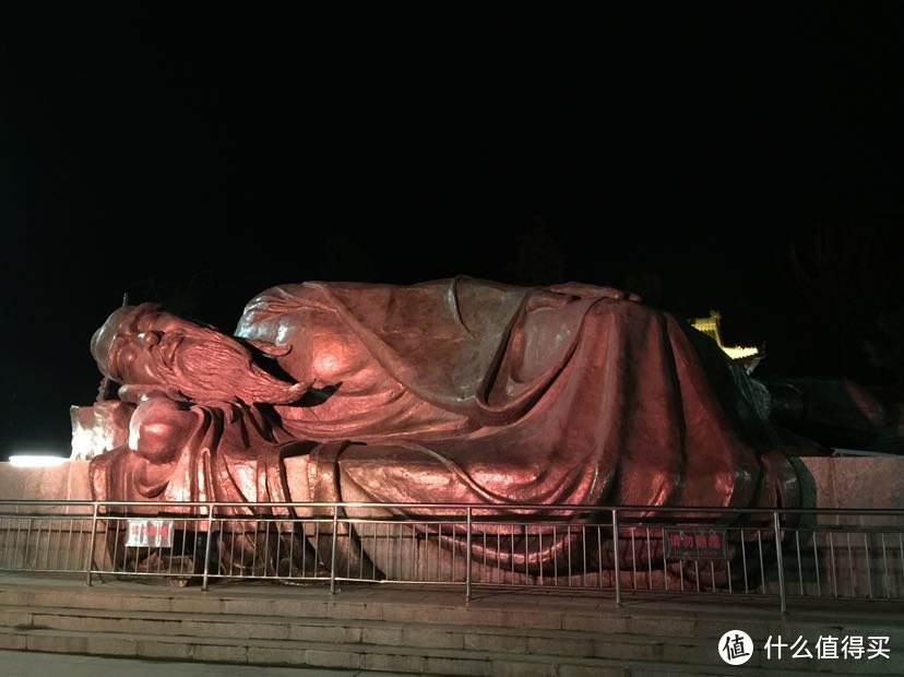 晚来天欲雪，华岳正当时。记雪夜登华山