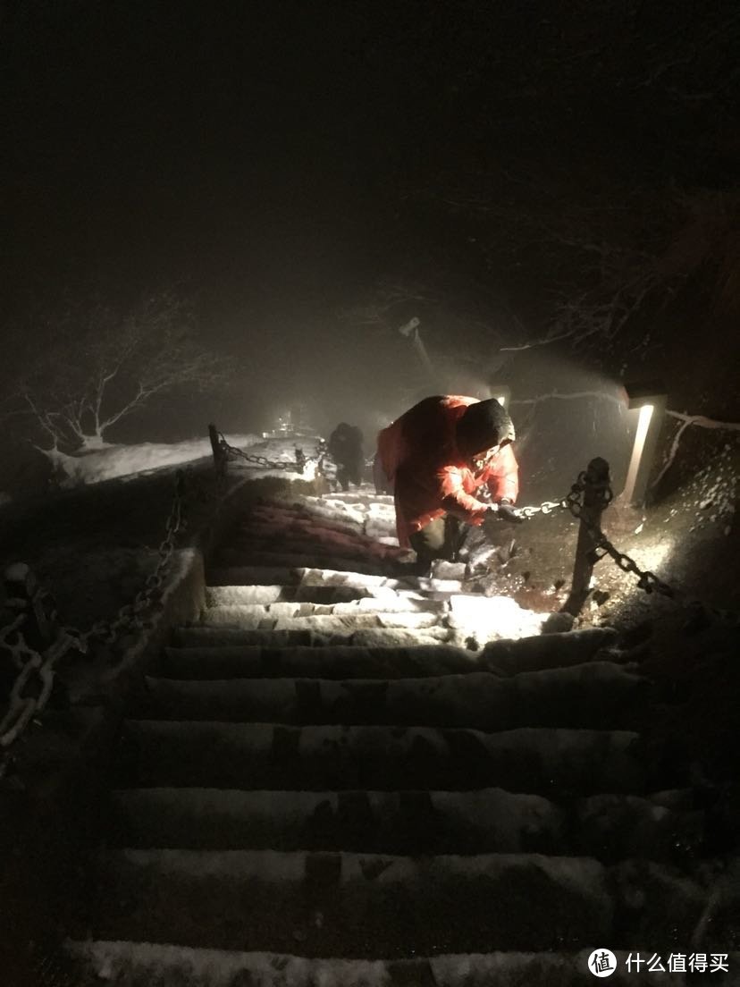 晚来天欲雪，华岳正当时。记雪夜登华山