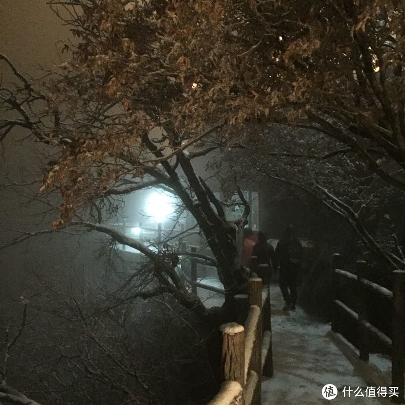 晚来天欲雪，华岳正当时。记雪夜登华山