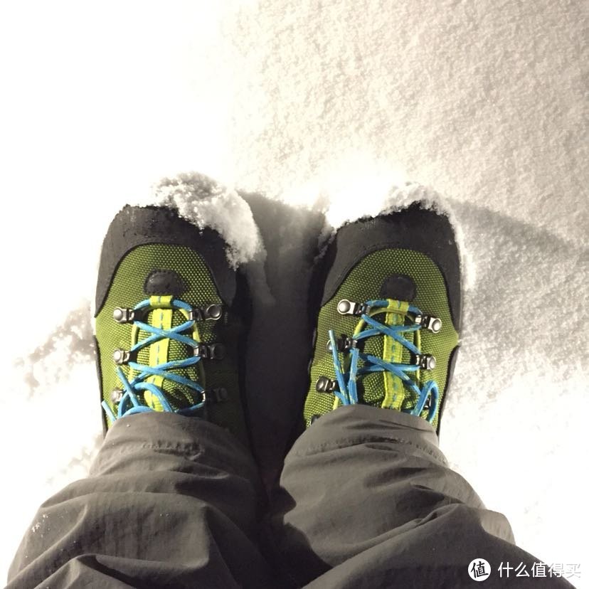 晚来天欲雪，华岳正当时。记雪夜登华山