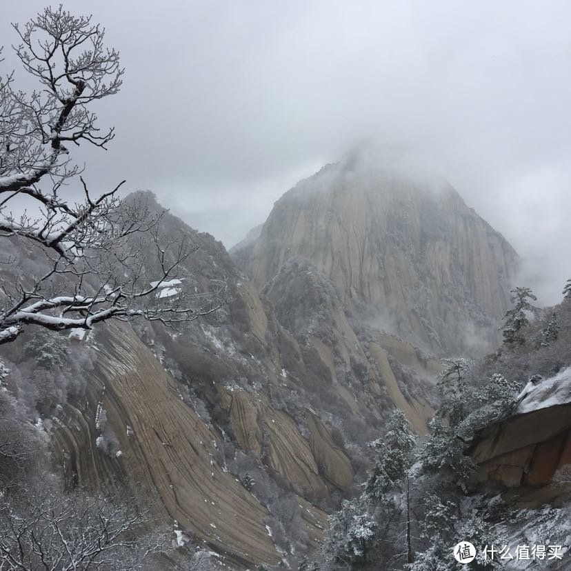 晚来天欲雪，华岳正当时。记雪夜登华山