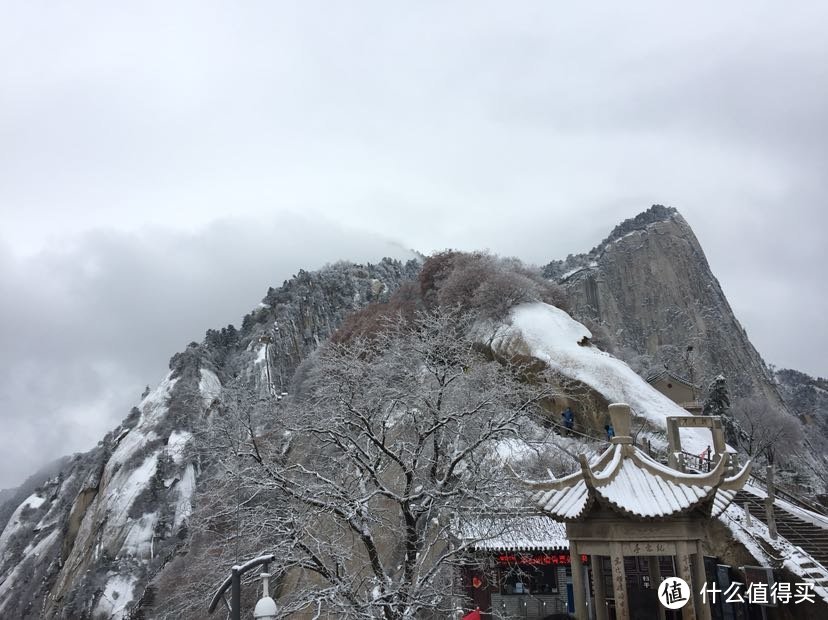 晚来天欲雪，华岳正当时。记雪夜登华山