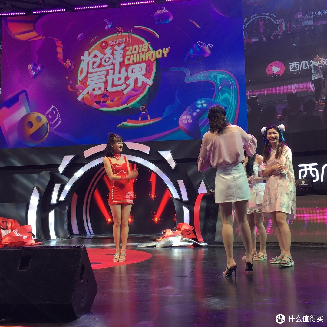 喵酱的2018ChinaJoy现场报导三：showgirl和礼物一个都不能少