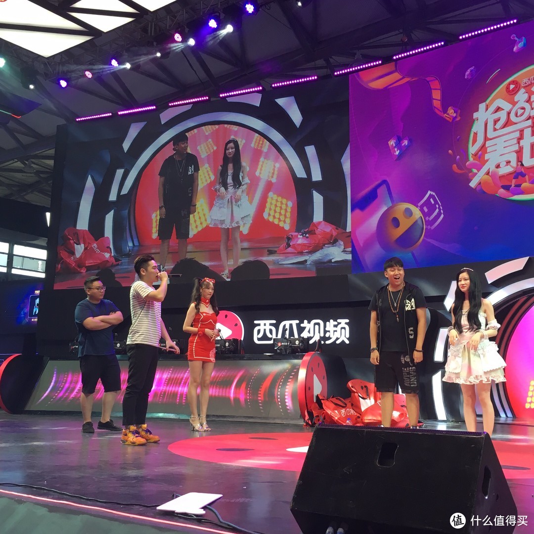 喵酱的2018ChinaJoy现场报导三：showgirl和礼物一个都不能少